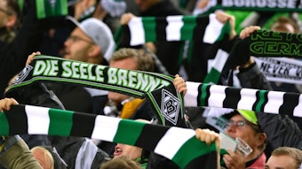Fans von Fußball-Bundesligist Borussia Mönchengladbach, hier zu sehen während des Europa-League-Spiels gegen AS Rom am 7. November 2019. Die Fans strecken ihre Schals in die Luft.