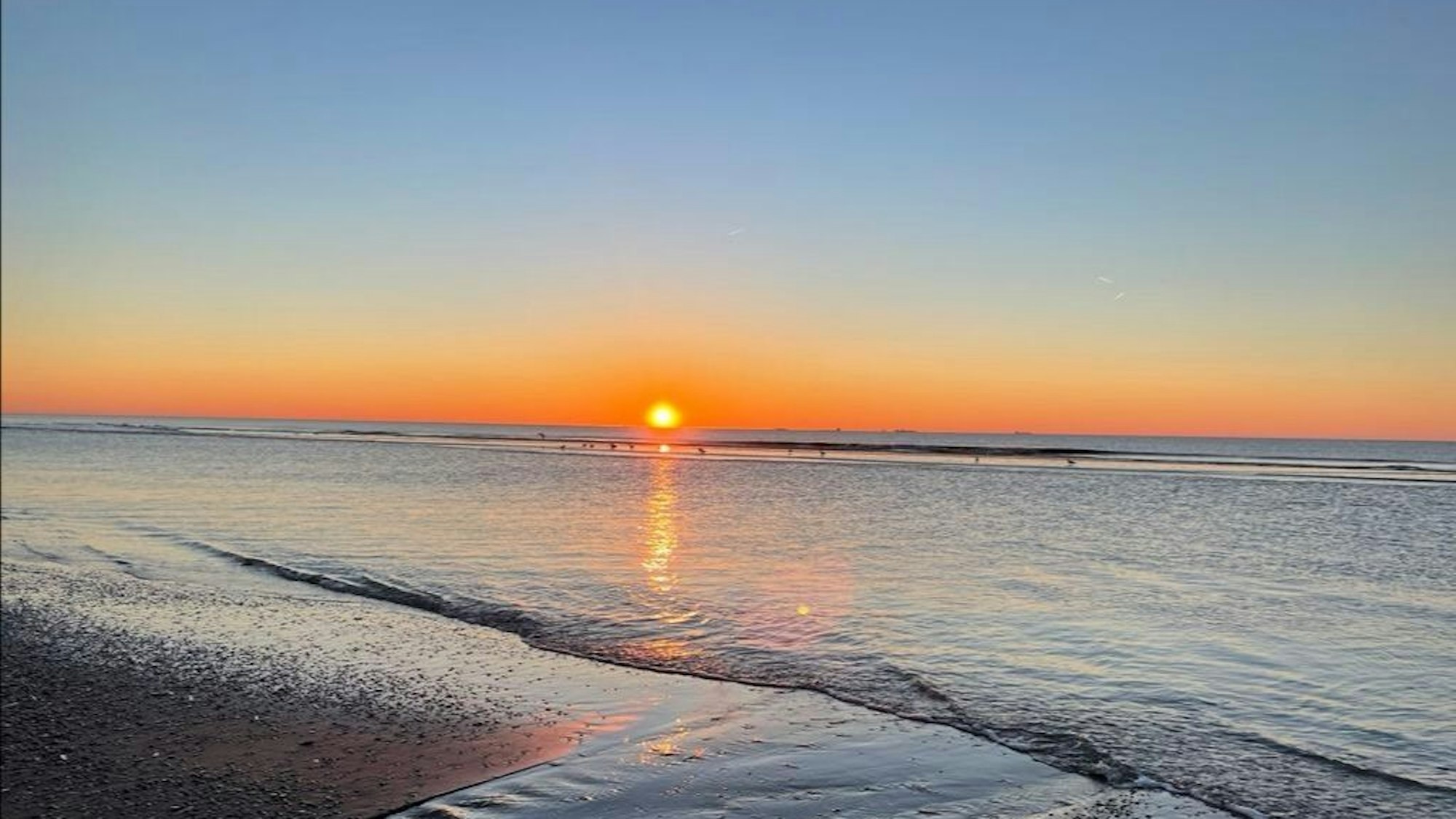 Sonnenuntergang an der niederländischen Küste. Niederlande/Holland. Katwijk, 2022.