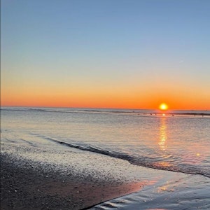 Sonnenuntergang an der niederländischen Küste. Niederlande/Holland. Katwijk, 2022.