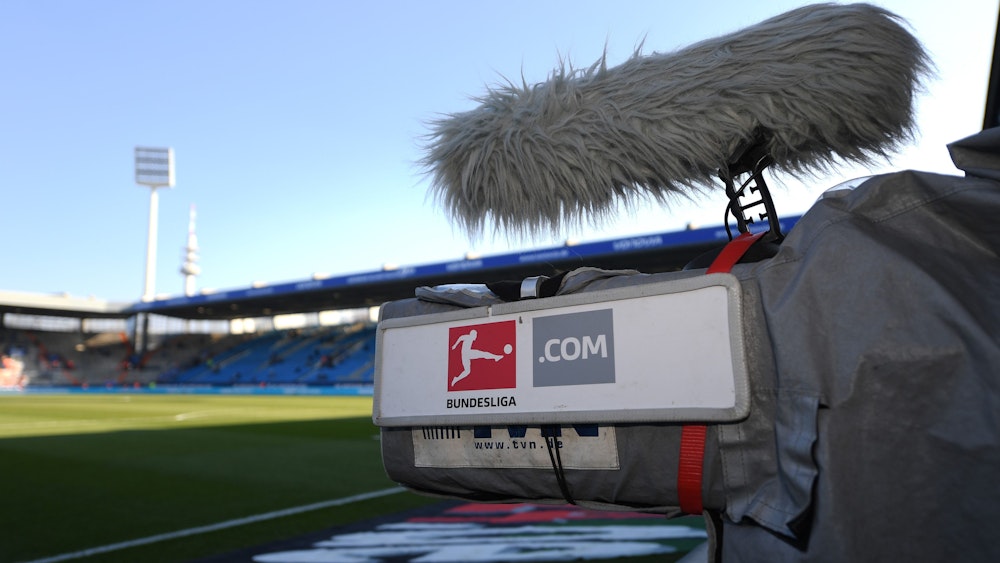 Eine TV-Kamera beim Bundesliga-Spiel des VfL Bochum gegen Greuther Fürth am Spielfeldrand.