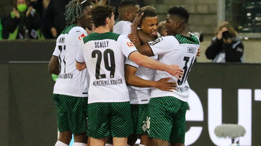 Borussia Mönchengladbach in Ekstase! Die Spieler feiern das 1:0 in einer großen Jubeltraube.