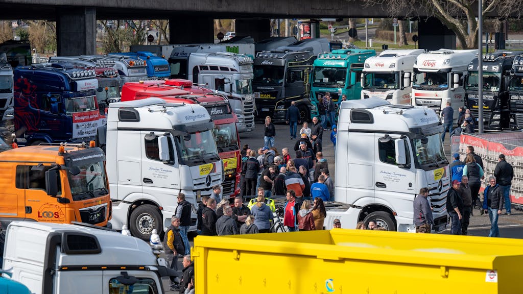 Zugmaschinen stehen auf dem Parkplatz an der Kölner Messe. Dort demonstrierten Lkw-Fahrer gegen die hohen Dieselpreise.