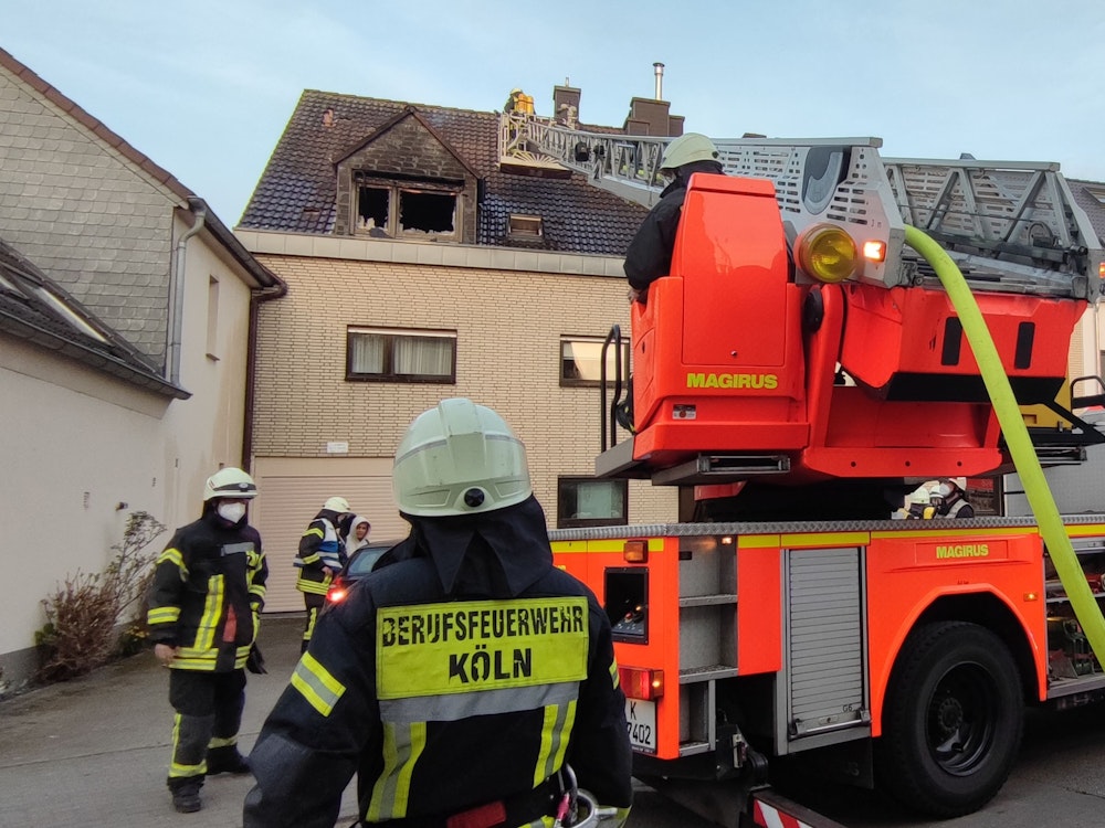 Einsatzkräfte löschen am 12. März 2022 einen Küchenbrand in der Merkenicherstraße in Köln-Niehl. Drei Jugendliche wurden dabei verletzt.