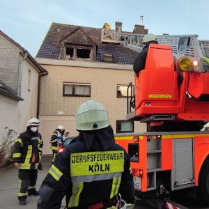 Einsatzkräfte löschen am 12. März 2022 einen Küchenbrand in der Merkenicherstraße in Köln-Niehl. Drei Jugendliche wurden dabei verletzt.