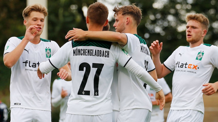 Die U23 von Borussia Mönchengladbach jubelt im Hinspiel der Regionalliga-Begegnung gegen den Bonner SC.