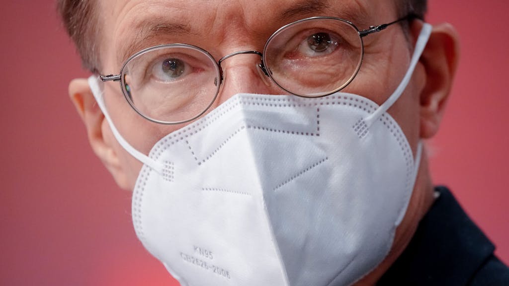 Maskenpflicht: Warum steht die Maske so sehr im Fokus? Weshalb wollen so viele, dass die Maskenpflicht verschwindet? Unser Bild zeigt Gesundheitsminister Karl Lauterbach (SPD) mit einer FFP2-Maske 2021.