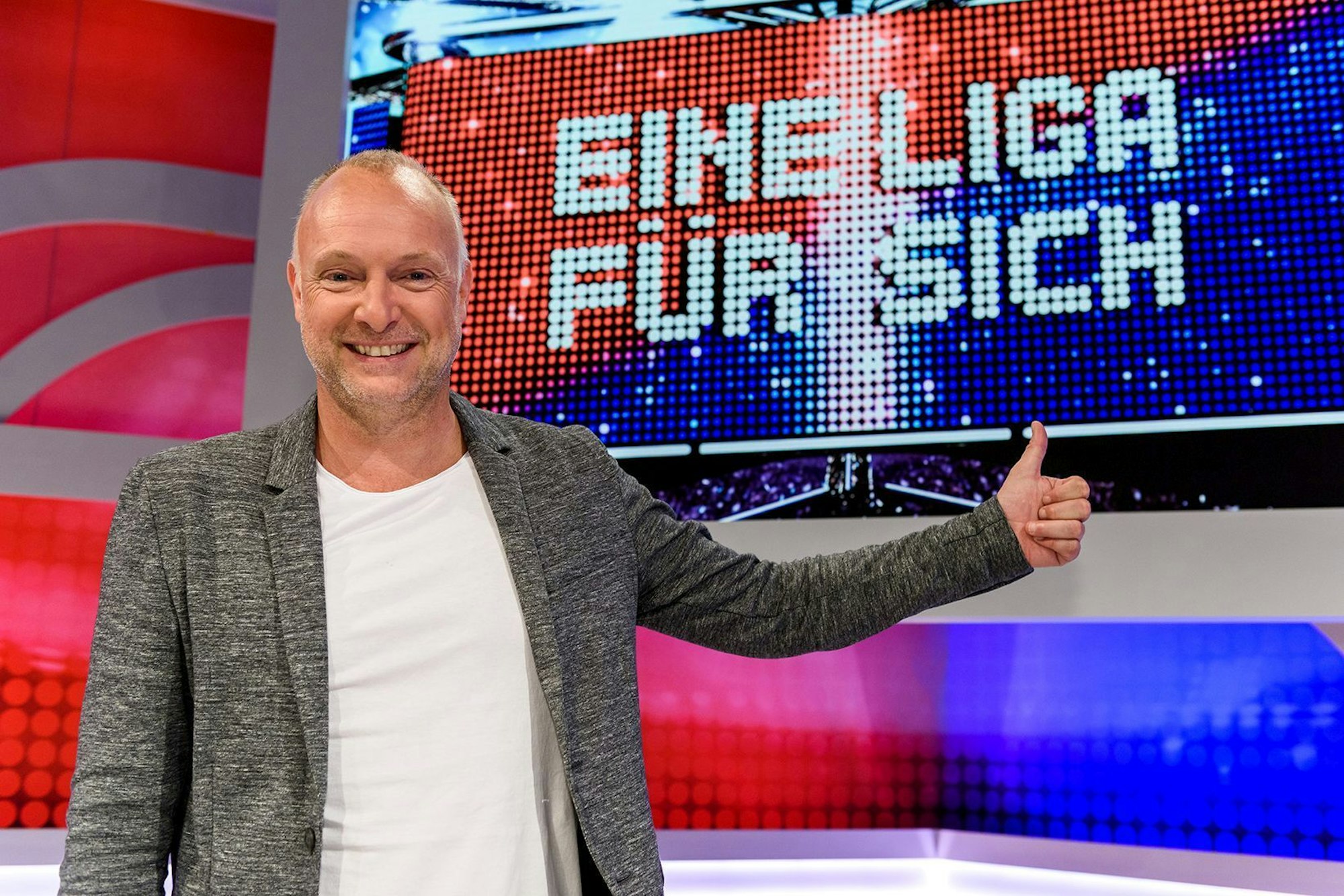 Für Sky moderiert Frank Buschmann Bundesliga und die Show „Eine Liga für sich.“