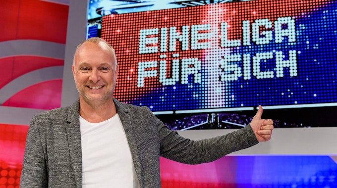 Für Sky moderiert Frank Buschmann Bundesliga und die Show „Eine Liga für sich.“
