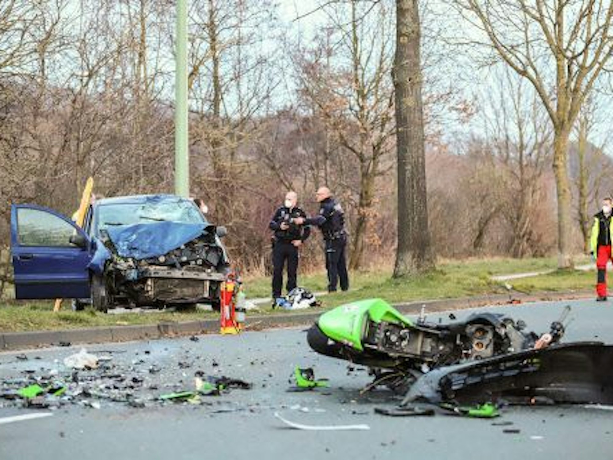 Schwerbeschädigtes Auto und Motorrad nach einem Unfall in Hagen.