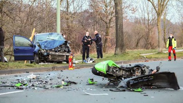 Schwerbeschädigtes Auto und Motorrad nach einem Unfall in Hagen.