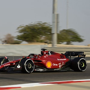 Charles Leclerc fährt im Ferrari bei den Testfahrten der Formel 1 in Bahrain über die Rennstrecke.