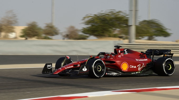 Charles Leclerc fährt im Ferrari bei den Testfahrten der Formel 1 in Bahrain über die Rennstrecke.