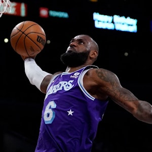 Los Angeles Lakers LeBron James setzt zum Dunking am Korb an.