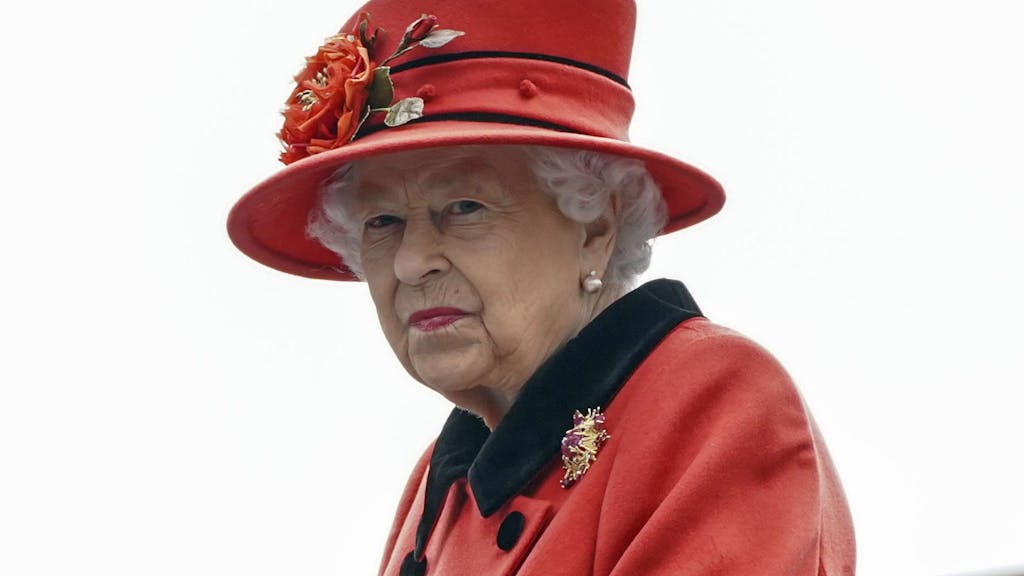 Queen Elizabeth: Um Königin Elizabeth II. macht sic Sorge breit. Geht es ihr nach der Corona-Infektion wirklich gut? Das Foto zeigt sie 2021.