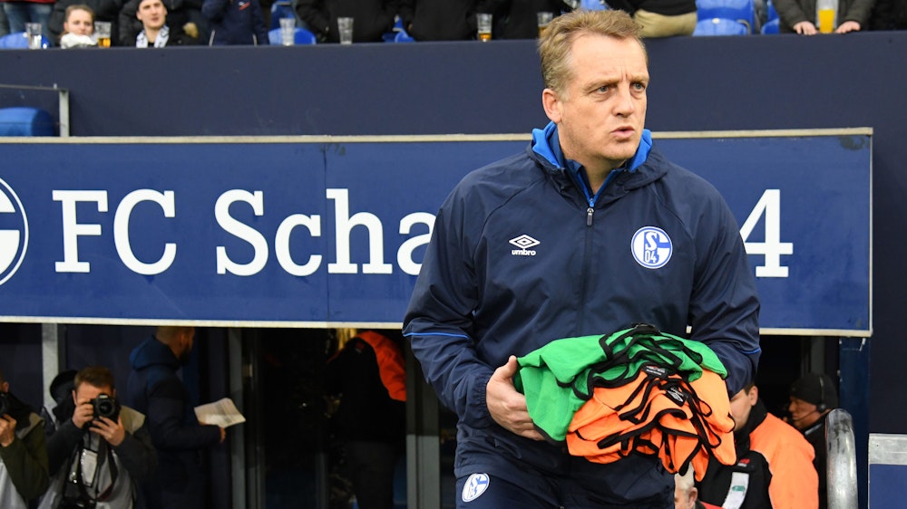 Schalke-Legende Mike Büskens vor einem Spiel.