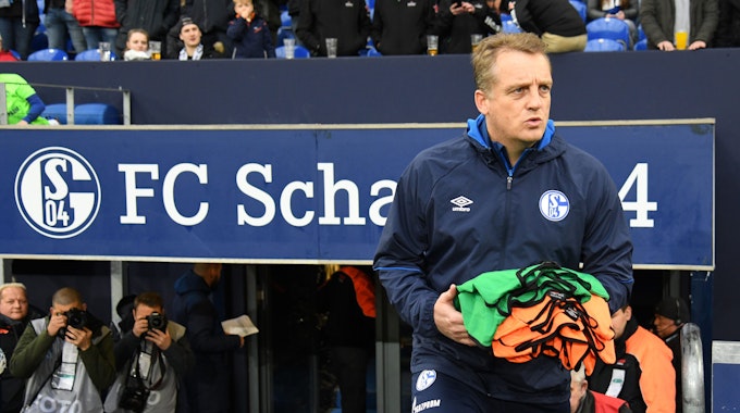 Schalke-Legende Mike Büskens vor einem Spiel.
