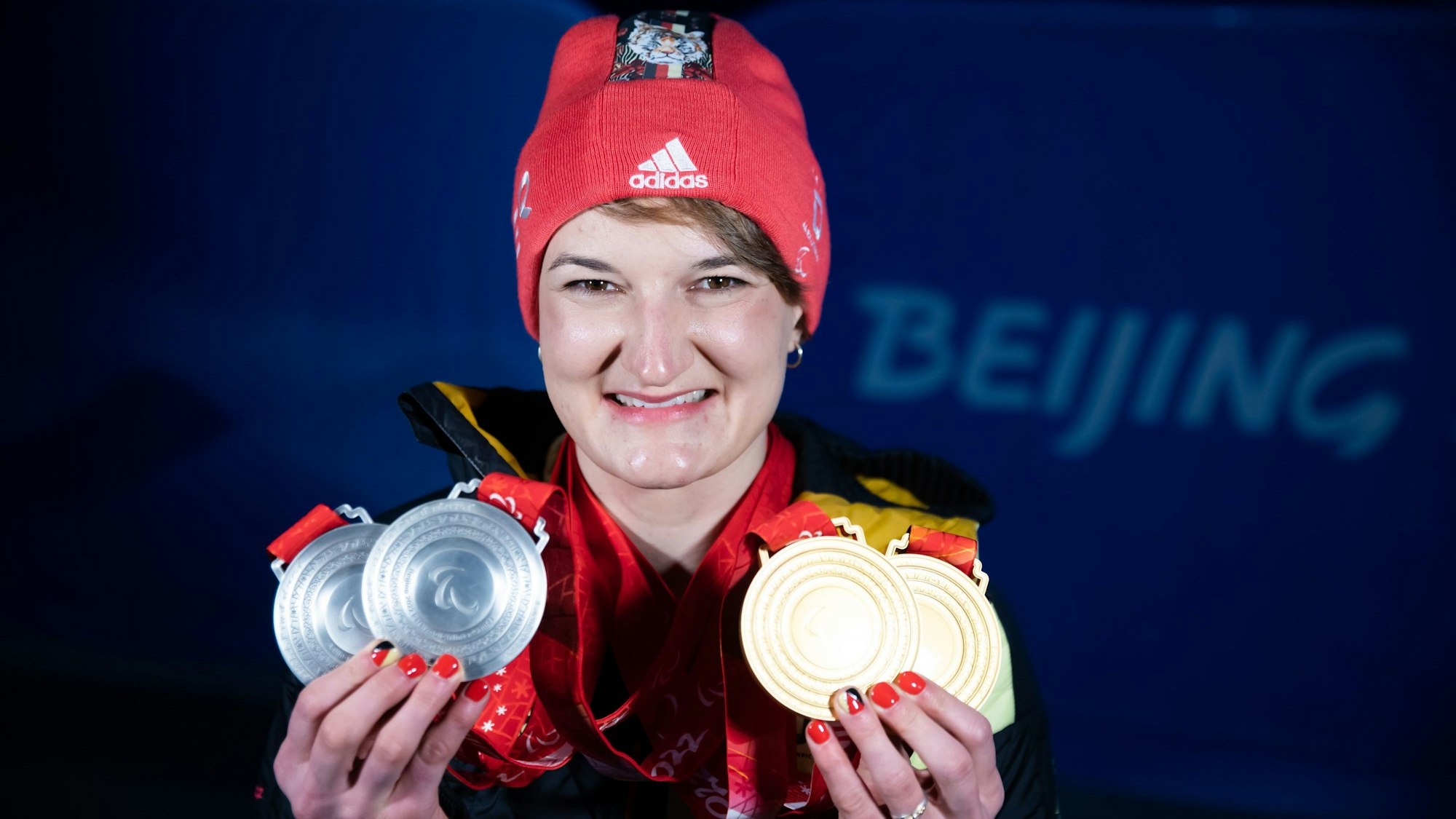 Monoskifahrerin Anna-Lena Forster posiert mit ihren vierParalympics-Medaillen.