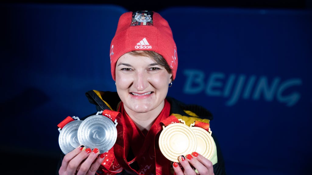 Monoskifahrerin Anna-Lena Forster posiert mit ihren vier&nbsp;Paralympics-Medaillen.