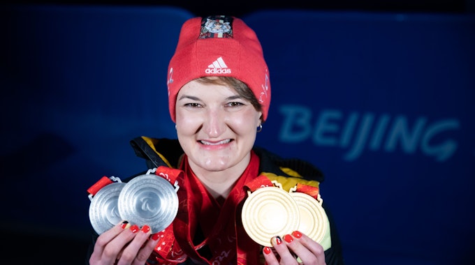 Monoskifahrerin Anna-Lena Forster posiert mit ihren vier Paralympics-Medaillen.