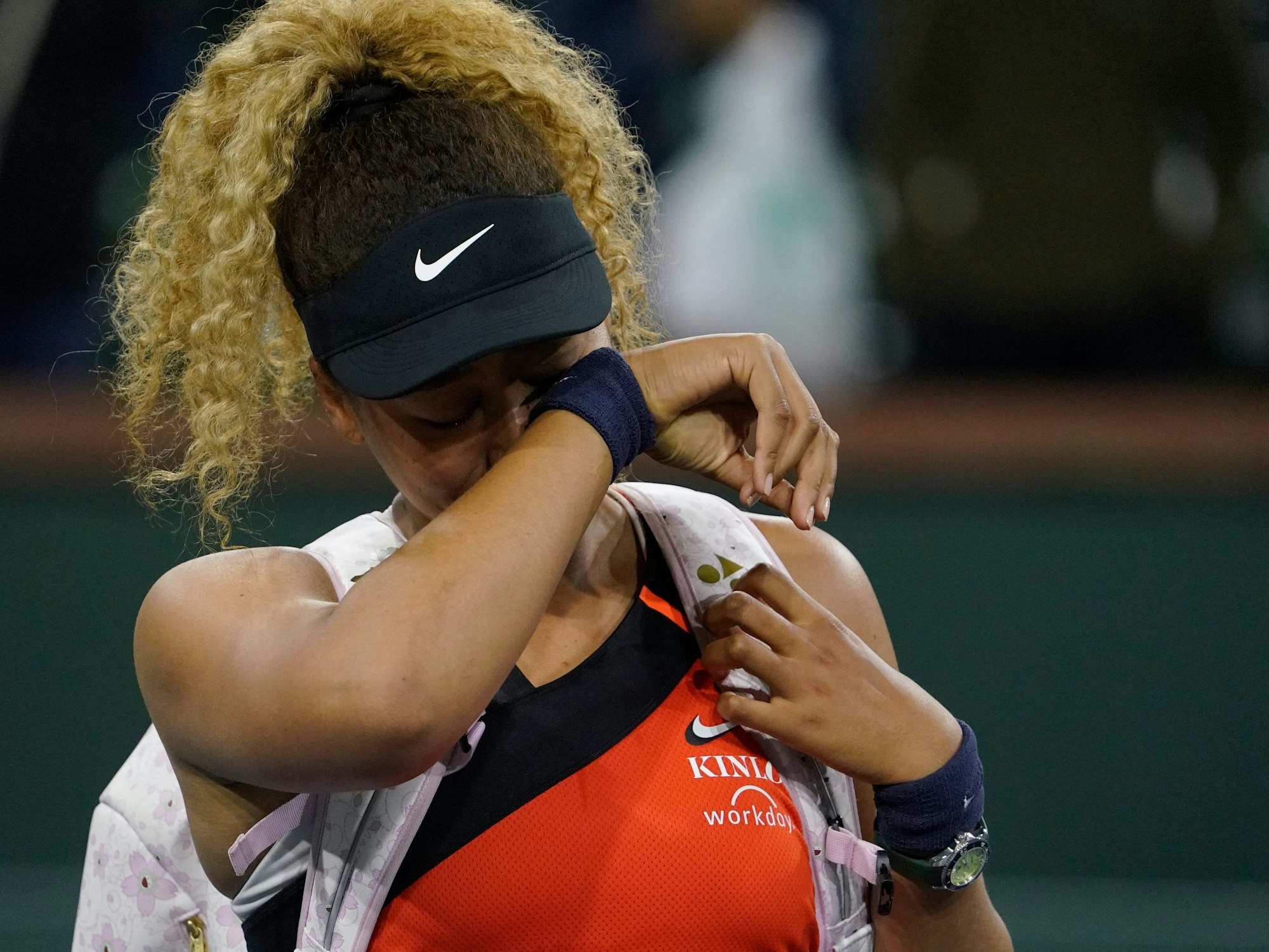 Tennis-ProfiNaomi Osaka wischt sich Tränen aus dem Gesicht.
