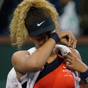 Tennis-Profi Naomi Osaka wischt sich Tränen aus dem Gesicht.