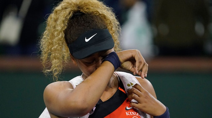 Tennis-Profi Naomi Osaka wischt sich Tränen aus dem Gesicht.
