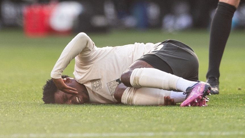 Jeremie Frimpong liegt im Spiel gegen den 1. FC Köln verletzt am Boden