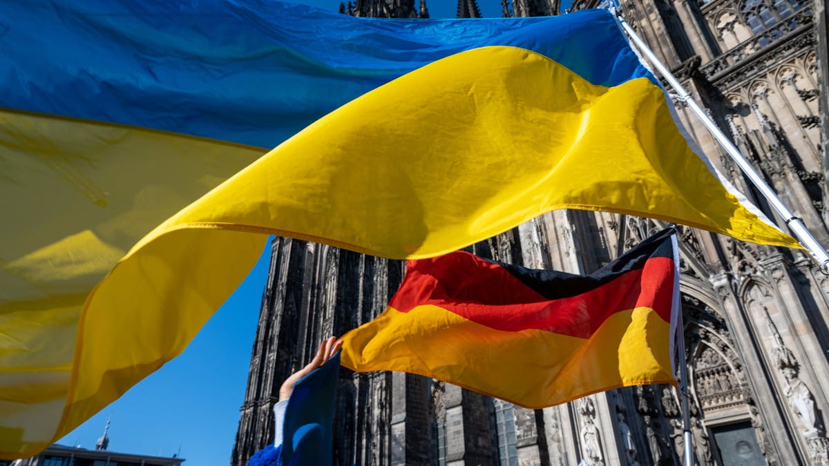 Die Flaggen von Deutschland und der Ukraine am 27. Februar 2022 auf dem Roncalliplatz in Köln.