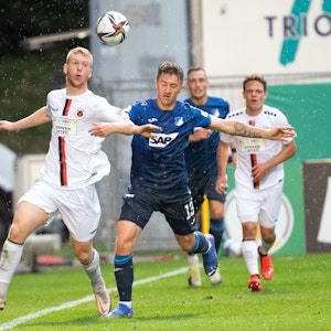 Kölns Kai Klefisch (l) und Hoffenheims Angelo Stiller versuchen den Ball zu spielen.