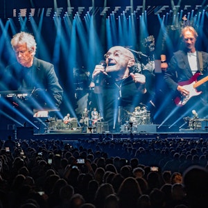 Blick auf die Bühne beim Konzert von Genesis in der Lanxess-Arena in Köln.