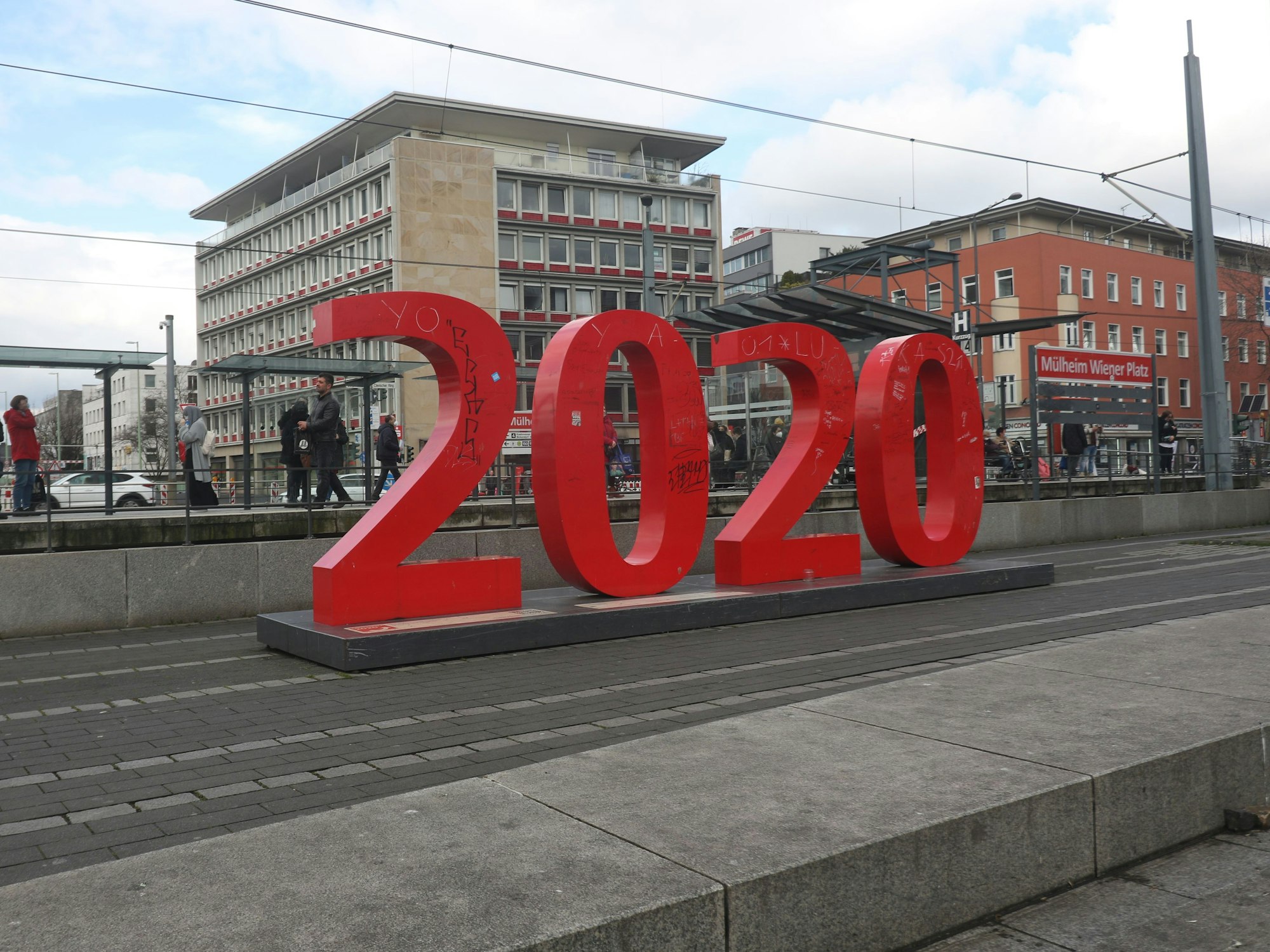 „2020“- Skulptur am Wiener Platz.