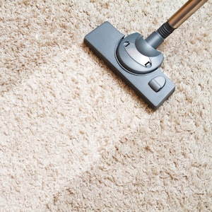 Teppich reinigen leicht gemacht: Mit Teppichschaum oder den passenden Hausmitteln wird er schnell wieder sauber.