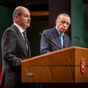 Bundeskanzler Olaf Scholz (SPD), nimmt neben Recep Tayyip Erdogan, Präsident der Türkei, am 14. März 2022 an der Pressekonferenz nach den bilateralen Gesprächen teil. Es ist der Antrittsbesuch des Kanzlers beim Nato-Partner Türkei gut drei Monate nach seiner Vereidigung.