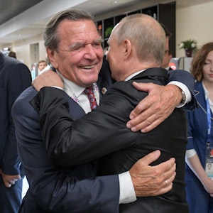 Das Archivbild zeigt den Altkanzler Gerhard Schröder (SPD, l.), der 2018 den russischen Präsidenten Wladimir Putin umarmt. Nach der Reise von Schröder nach Moskau will die SPD ihn nicht nach seinem Gespräch mit Putin über den Ukraine-Krieg fragen.