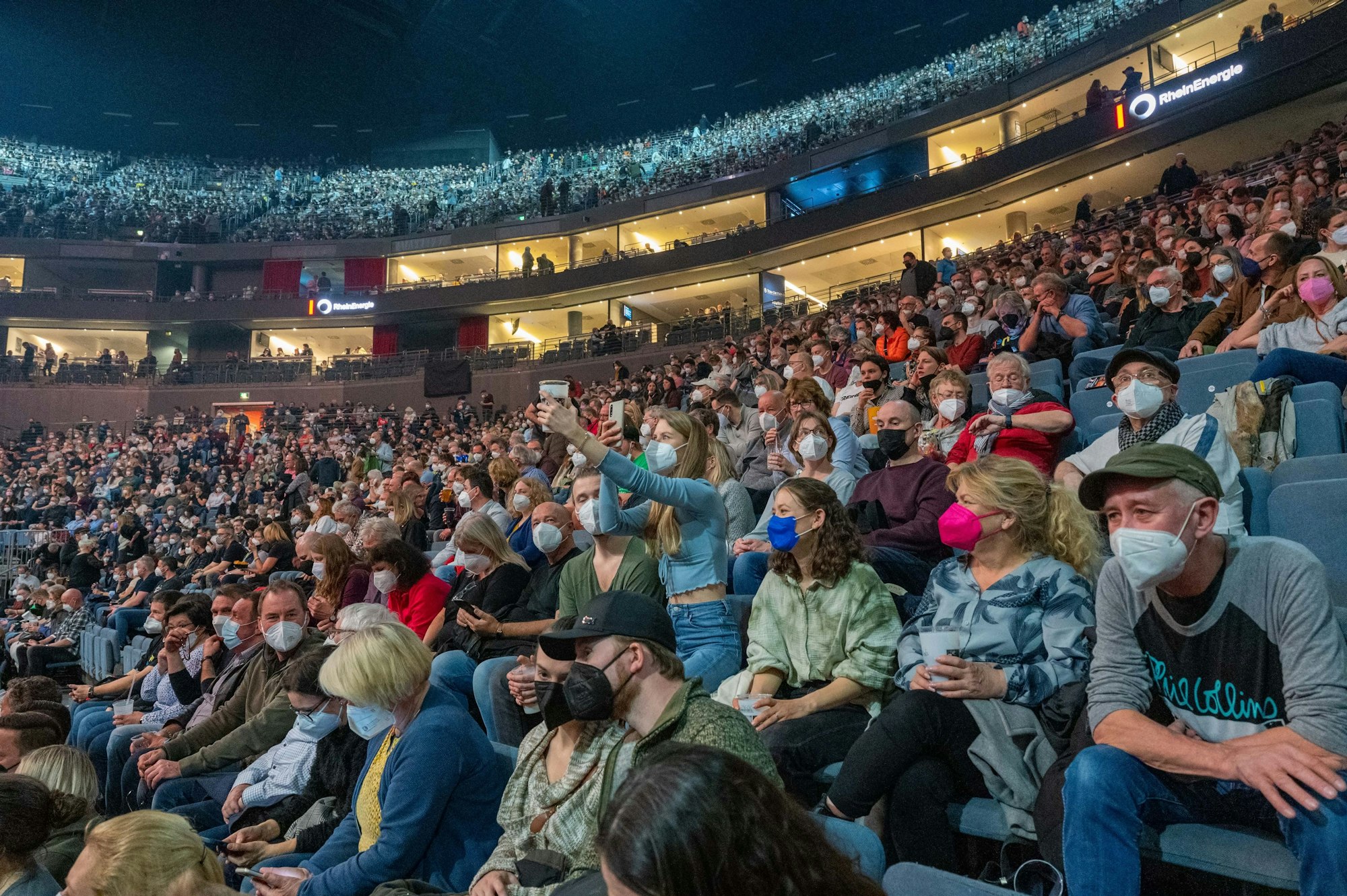Zuschauer feiern beim Konzert von Genesis in der Lanxess-Arena.