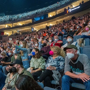 Zuschauer feiern beim Konzert von Genesis in der Lanxess-Arena.
