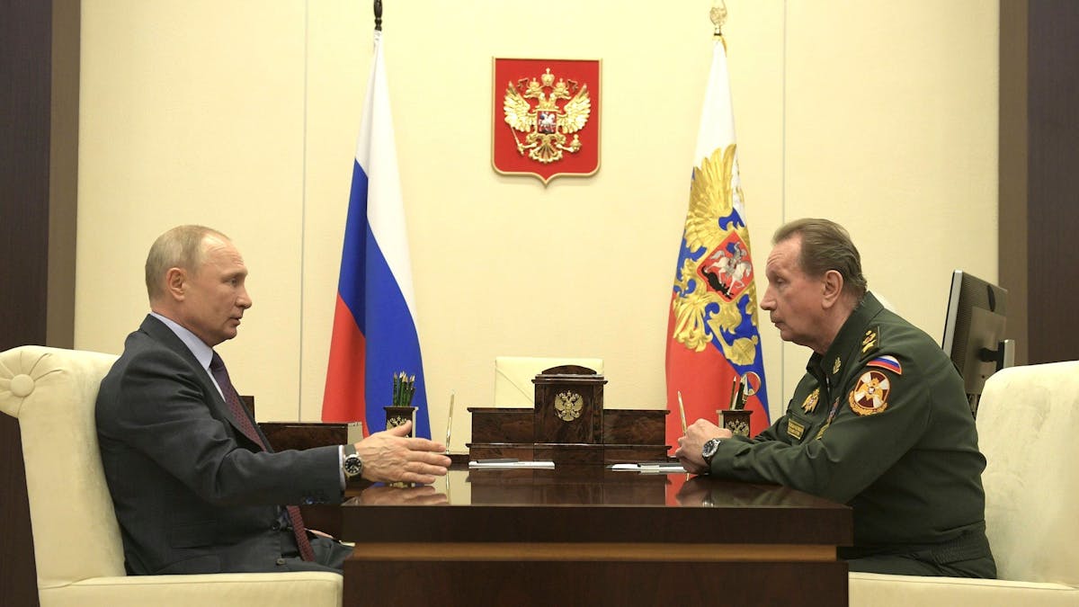Das Archivbild aus dem Jahr 2020 zeigt den russischen Präsidenten Wladimir Putin (l.) bei einem Zwei-Augen-Gespräch mit dem Chef der russischen Nationalgarde, Viktor Solotow. Solotow räumt militärische Fehler im Ukraine-Krieg ein.