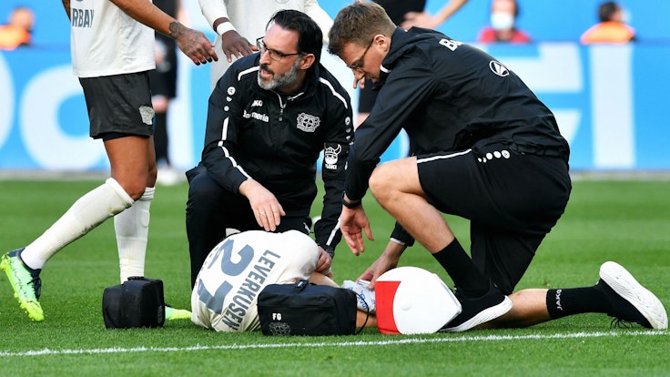 Florian Wirtz liegt nach seiner schweren Knie-Verletzung im Spiel zwischen Bayer Leverkusen und dem 1. FC Köln am Boden.