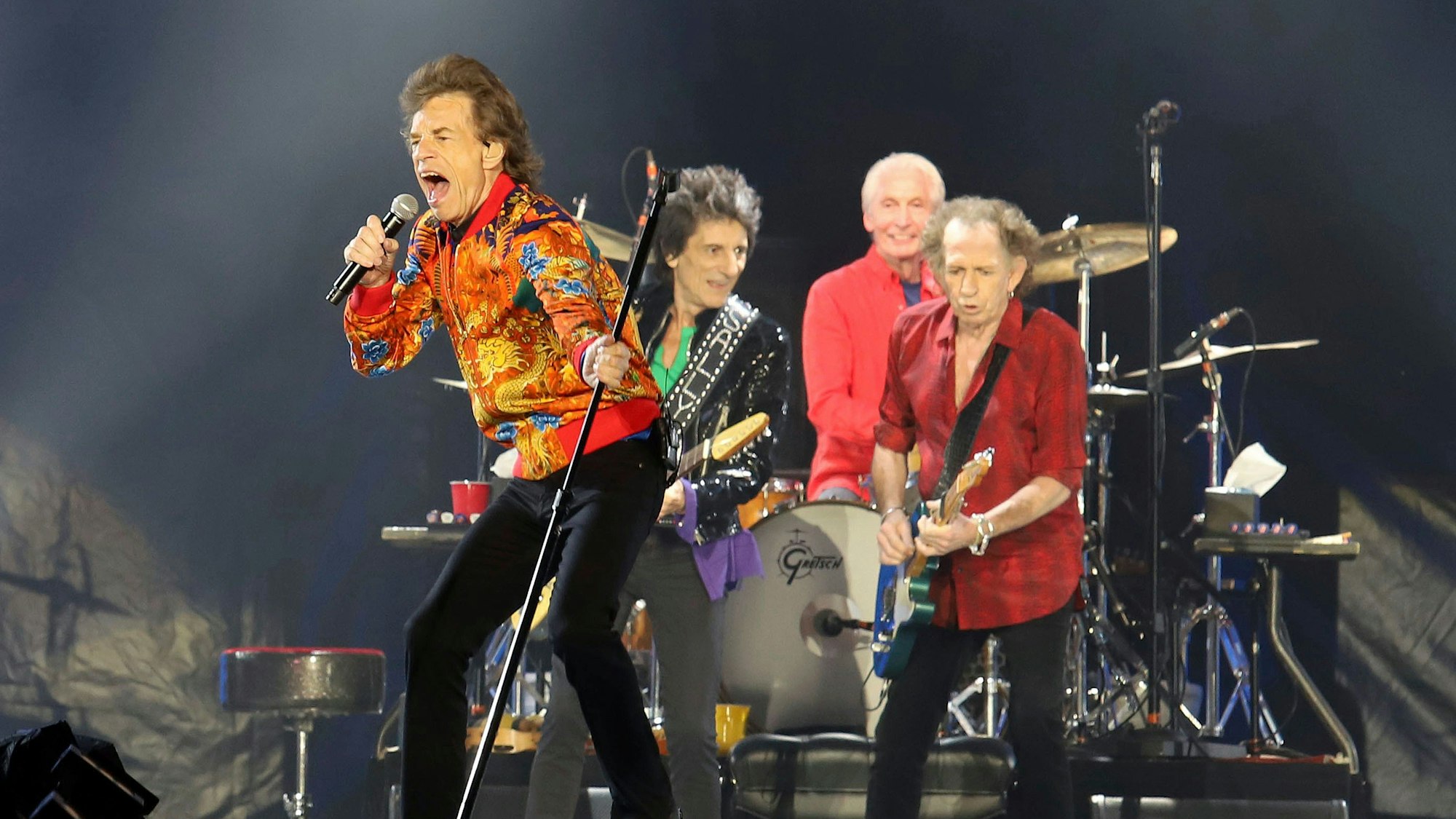 Die Rolling Stones bei einem Konzert mit Sänger Mick Jagger im Vordergrund.