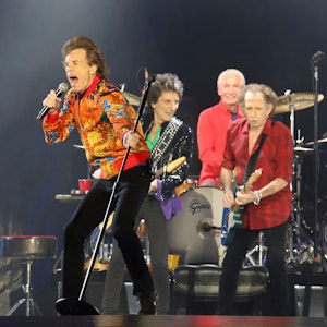 Die Rolling Stones bei einem Konzert mit Sänger Mick Jagger im Vordergrund.
