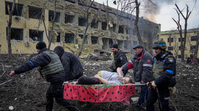 Das Foto ging um die Welt: Eine schwerverletzte schwangere Frau wird am 9. März von Helfern aus dem völlig zerstörten Krankenhaus in Mariupol getragen, nachdem es von russischen Raketen getroffen worden war.