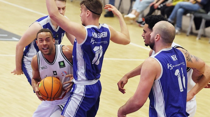 Andrej Mangold im Basketball-Spiel der Rheinstars Köln in Aktion