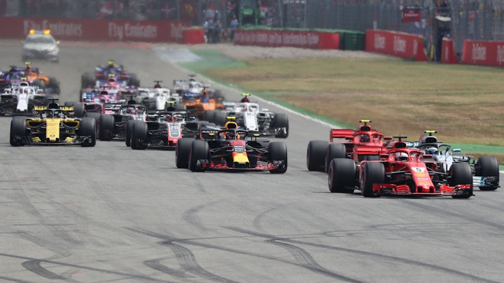 Sebastian Vettel aus Deutschland vom Team Scuderia Ferrari führt das Fahrerfeld nach dem Start an.