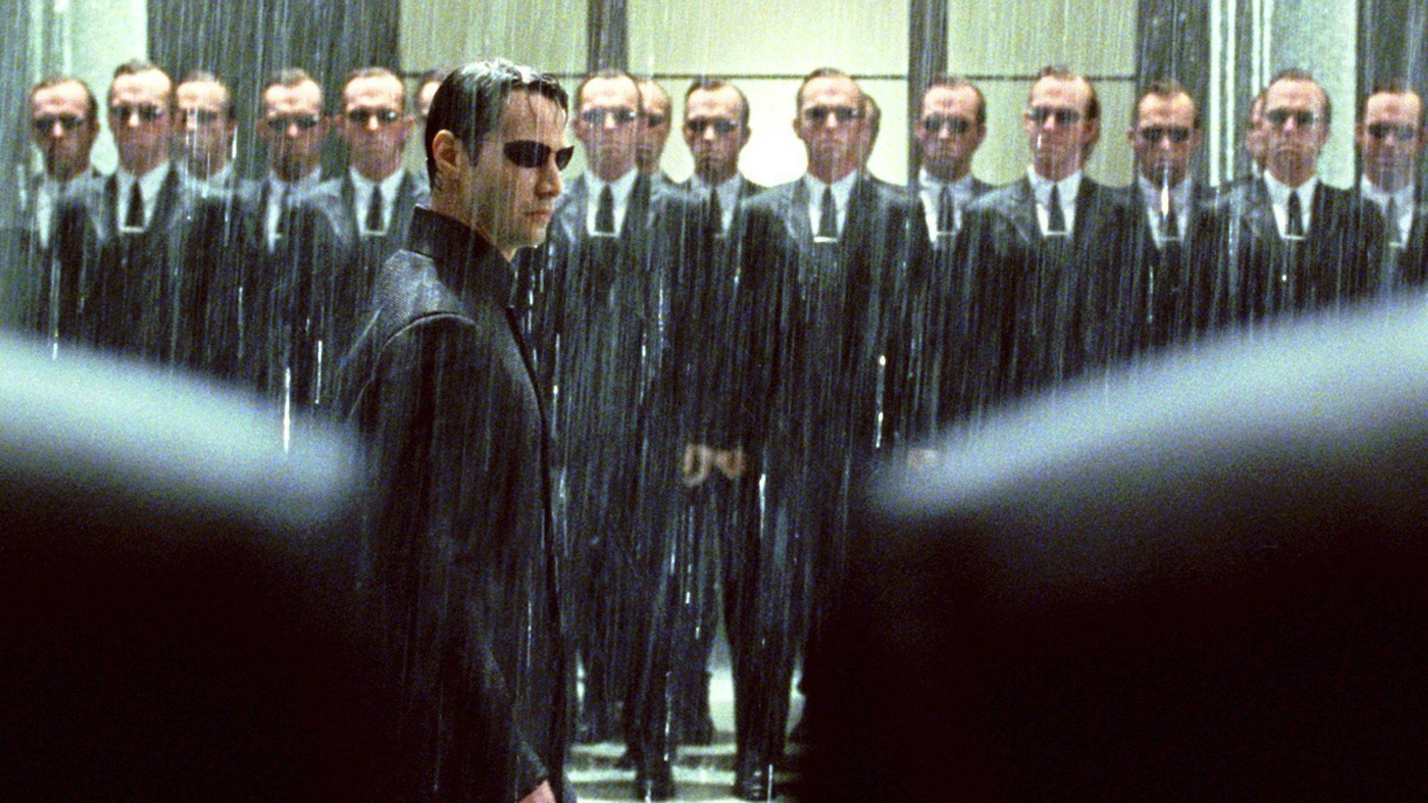 Keanu Reeves kämpft als „Neo“ in einer dystopischen Zukunft.