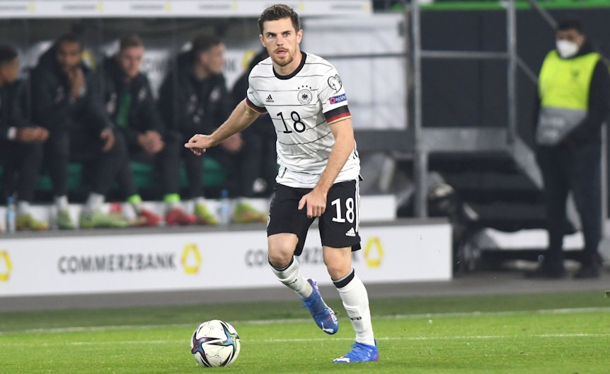 Jonas Hofmann, Spieler von Borussia Mönchengladbach, im Trikot der deutschen Nationalmannschaft. Auf diesem Bild ist der 29-Jährige am 11. November 2021 im Länderspiel gegen Liechtenstein in Wolfsburg zu sehen. Hofmann hat den Ball am Fuß.