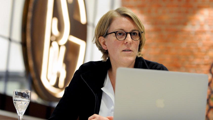 Die Finanzvorständin Christina Rühl-Hamers sitzt bei der Vorstellung de Schalker Finanz-Zahlen des Jahres 2021 vor ihrem Laptop.