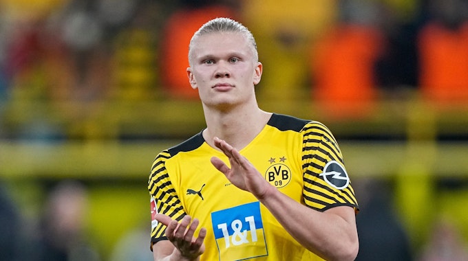 Dortmunds Erling Haaland applaudiert.