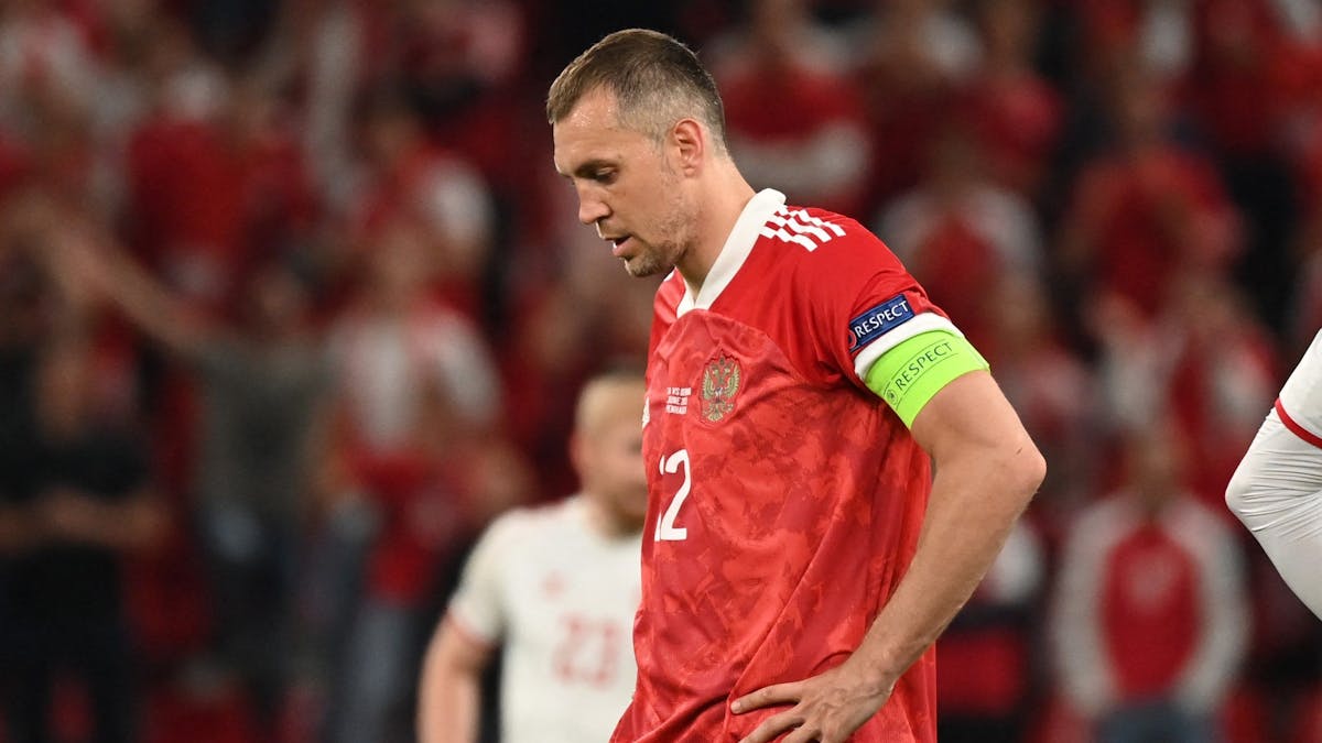 Russlands Kapitän Artjom Dsjuba, blickt im EM-Spiel gegen Dänemark enttäuscht zu Boden