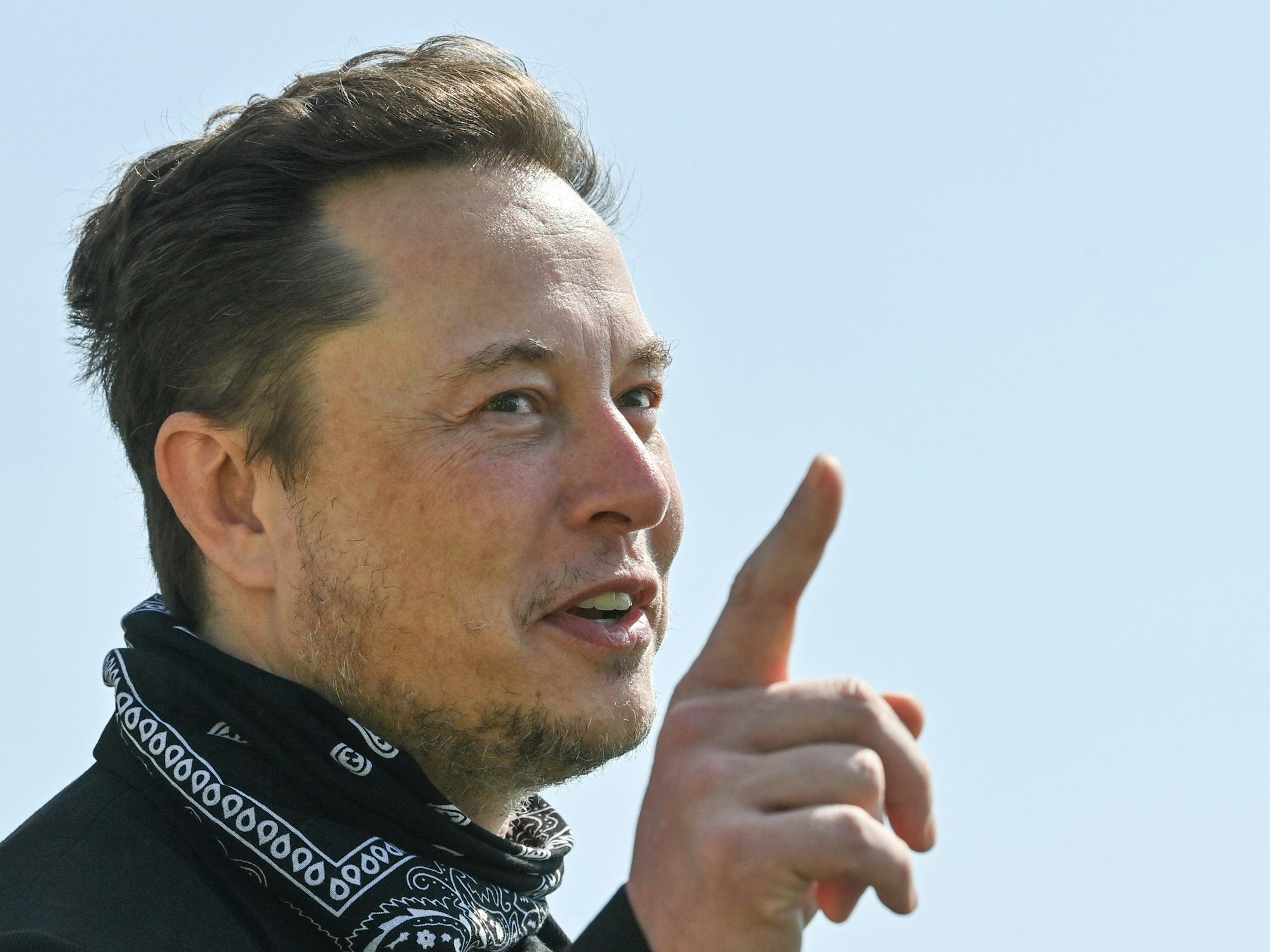 Tesla-Chef Elon Musk (hier 2021 bei einem Pressetermin auf dem Geländer der Gigafactory in Grünheide) hat auf der einen Seite die Ukraine massiv unterstützt. Auf der anderen Seite sorgt ein Kriegs-Witz, den er auf Twitter teilte, für viel Kritik.