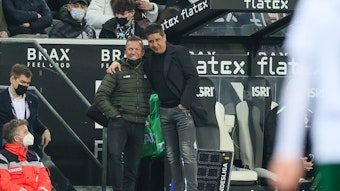 Fußballexperte Lothar Matthäus (l.) und Co-Trainer Christian Peintinger (r.) von Borussia Mönchengladbach umarmen sich beim Spiel gegen Hertha BSC am Samstag (12. März 2022) an der Seitenlinie.